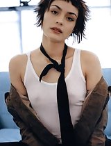 Sweet actress Shannyn Sossamon shows her sexy body