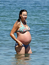 Minnie Driver pregnant and walks in sea in bikini
