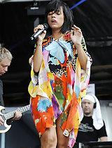 Lily Allen Cellulite Ass on stage