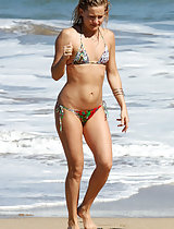 Kate Hudson's sexy body in a bikini at the beach