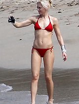 Gwen Stefani's hot ripped abs in a red bikini at the beach in these pics