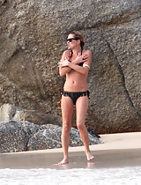 Kate Moss' full naked body exposed in her nude photoshoot at the beach in these pics