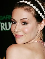 Hot actress Alyssa Milano shows her cleavage at the red carpet